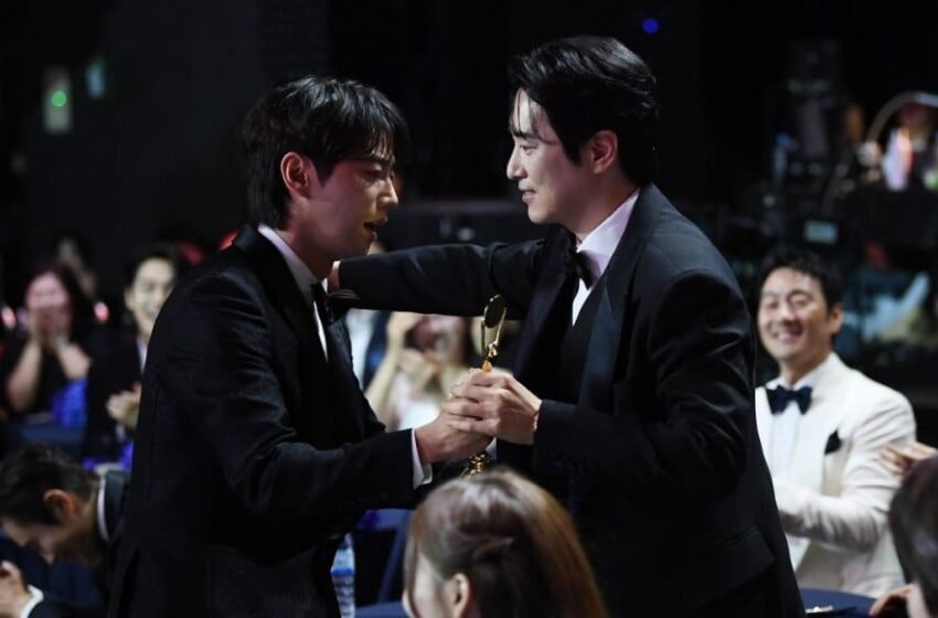  Insiden Kelakar Lee Junyoung Tersilap Naik Pentas Terima Anugerah Curi Tumpuan Peminat