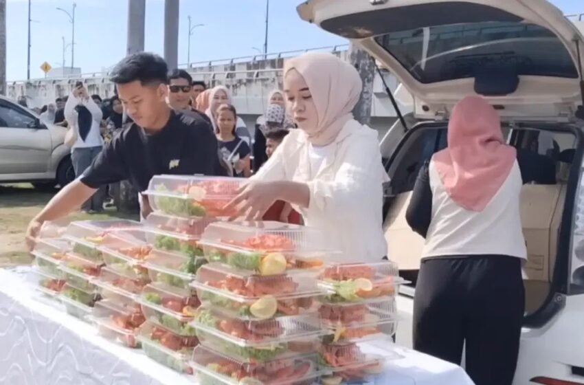 Pasangan Ini Raih RM12,000 Jual Ketam Raja Tepi Jalan, Habis Dalam 15 Minit
