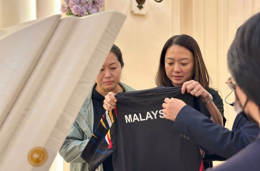 Hannah Yeoh Letak Jersi Kebangsaan Di Keranda Shing Xuen, Tanda Penghormatani Cinta Mendiang Terhadap Sukan