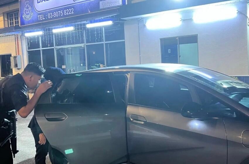  Penumpang Tidur Terlalu Lena Sampai Sukar Dikejutkan, Pemandu E-Hailing Terpaksa Bawa Ke Balai Polis