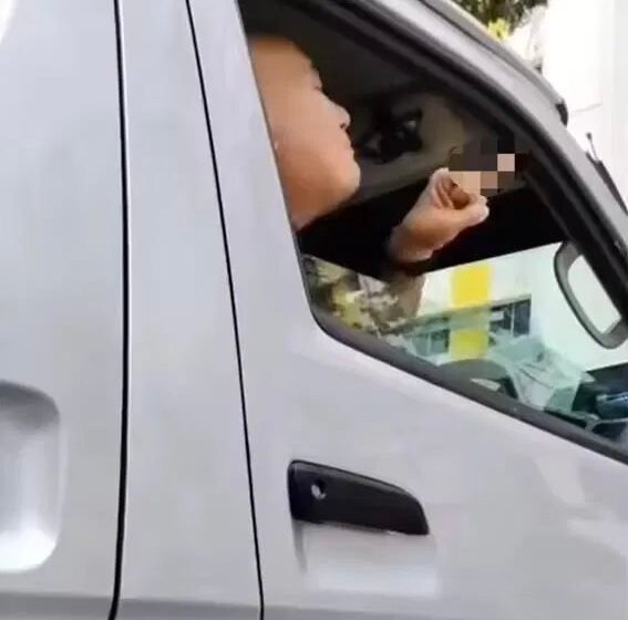  Buang Sampah Sesuka Hati, Pemandu Van Mengamuk Bila Ditegur – “Pergi Balik Malaysia!”